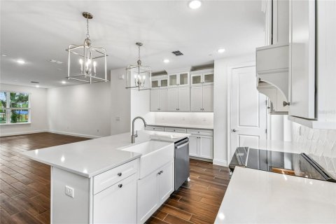Townhouse in Oviedo, Florida 4 bedrooms, 188.13 sq.m. № 2092886 - photo 3