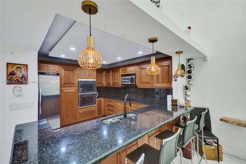 Townhouse in Aventura, Florida 3 bedrooms, 188.78 sq.m. № 1423879 - photo 9