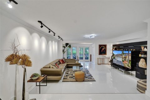 Townhouse in Aventura, Florida 3 bedrooms, 188.78 sq.m. № 1423879 - photo 6