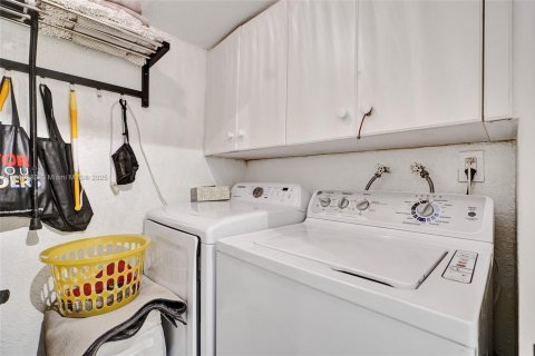 Townhouse in Aventura, Florida 3 bedrooms, 188.78 sq.m. № 1423879 - photo 26
