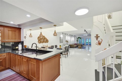 Townhouse in Aventura, Florida 3 bedrooms, 188.78 sq.m. № 1423879 - photo 4