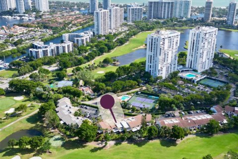 Townhouse in Aventura, Florida 3 bedrooms, 188.78 sq.m. № 1423879 - photo 18