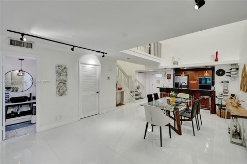 Townhouse in Aventura, Florida 3 bedrooms, 188.78 sq.m. № 1423879 - photo 8