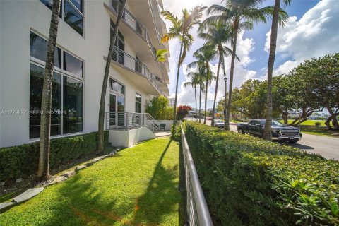 Condo in Miami Beach, Florida, 4 bedrooms  № 2013637 - photo 17