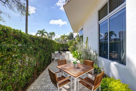 Condo in Miami Beach, Florida, 4 bedrooms  № 2013637 - photo 6