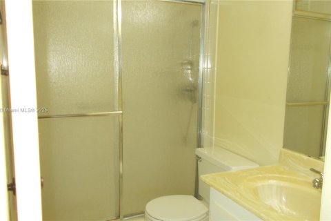 Condo in Pembroke Pines, Florida, 2 bedrooms  № 1811933 - photo 15