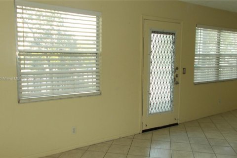Condo in Pembroke Pines, Florida, 2 bedrooms  № 1811933 - photo 10
