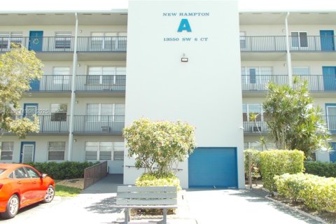Condo in Pembroke Pines, Florida, 2 bedrooms  № 1811933 - photo 1
