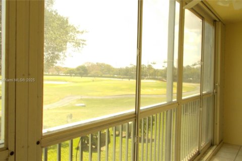 Condo in Pembroke Pines, Florida, 2 bedrooms  № 1811933 - photo 8