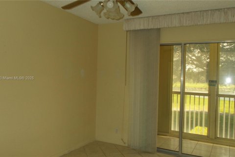 Condo in Pembroke Pines, Florida, 2 bedrooms  № 1811933 - photo 13