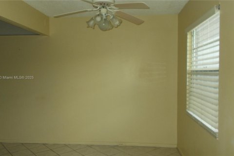 Condo in Pembroke Pines, Florida, 2 bedrooms  № 1811933 - photo 19