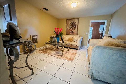 House in Dundee, Florida 3 bedrooms, 112.23 sq.m. № 1722581 - photo 11