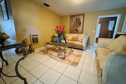 House in Dundee, Florida 3 bedrooms, 112.23 sq.m. № 1722581 - photo 10