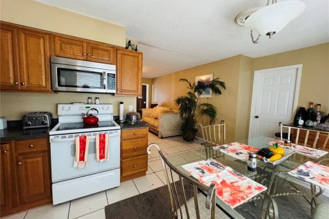 House in Dundee, Florida 3 bedrooms, 112.23 sq.m. № 1722581 - photo 9