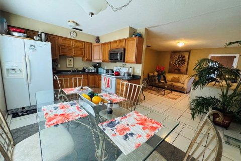 House in Dundee, Florida 3 bedrooms, 112.23 sq.m. № 1722581 - photo 7
