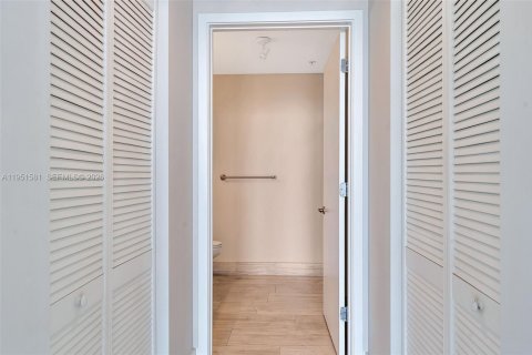 Condominio en alquiler en Miami, Florida, 2 dormitorios, 101.08 m2 № 2010361 - foto 23