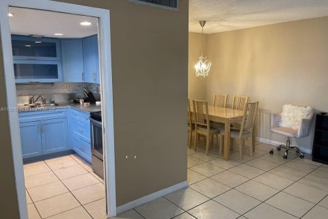 Condominio en venta en North Miami Beach, Florida, 1 dormitorio, 55.28 m2 № 1861954 - foto 9