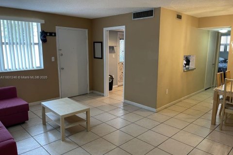 Condominio en venta en North Miami Beach, Florida, 1 dormitorio, 55.28 m2 № 1861954 - foto 10