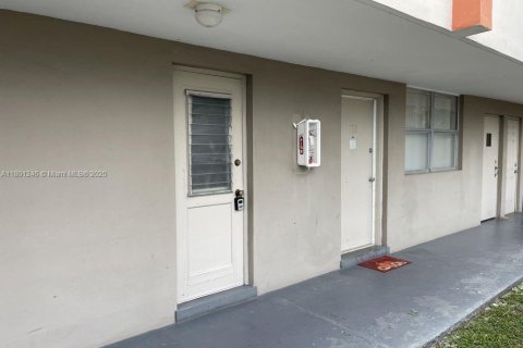 Condominio en venta en North Miami Beach, Florida, 1 dormitorio, 55.28 m2 № 1861954 - foto 14