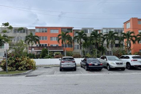 Condominio en venta en North Miami Beach, Florida, 1 dormitorio, 55.28 m2 № 1861954 - foto 2