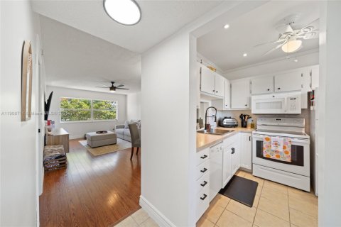 Кондоминиум с 1 спальней в Лодердейл-Лейкс, Флорида № 1963278