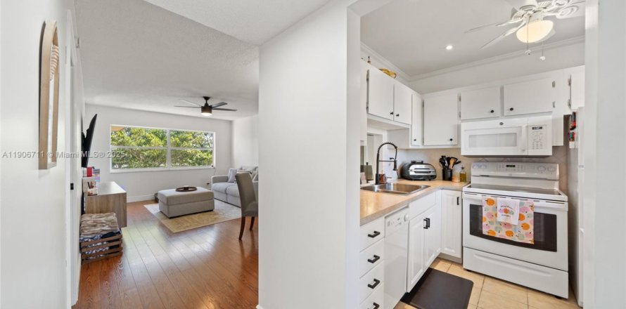 Кондоминиум с 1 спальней в Лодердейл-Лейкс, Флорида № 1963278