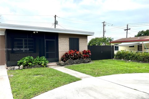 Villa ou maison à louer à Hollywood, Floride: 2 chambres, 50.26 m2 № 1989874 - photo 1
