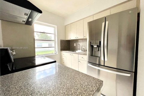 Villa ou maison à louer à Hollywood, Floride: 2 chambres, 50.26 m2 № 1989874 - photo 4