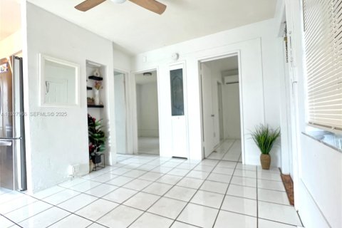 Villa ou maison à louer à Hollywood, Floride: 2 chambres, 50.26 m2 № 1989874 - photo 2