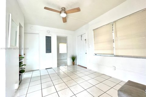 Villa ou maison à louer à Hollywood, Floride: 2 chambres, 50.26 m2 № 1989874 - photo 5