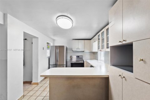 House in Oakland Park, Florida 3 bedrooms, 175.59 sq.m. № 2008006 - photo 11