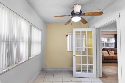 House in Oakland Park, Florida 3 bedrooms, 175.59 sq.m. № 2008006 - photo 25