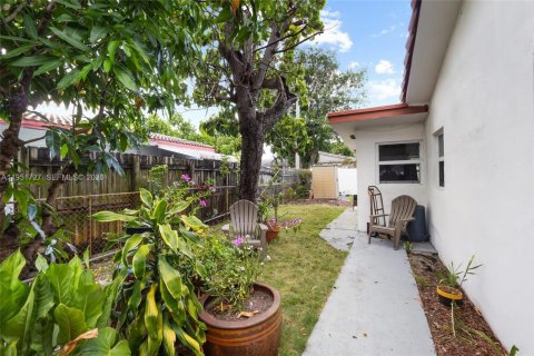 House in Oakland Park, Florida 3 bedrooms, 175.59 sq.m. № 2008006 - photo 5