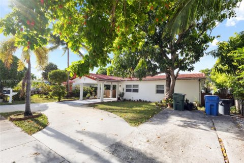 House in Oakland Park, Florida 3 bedrooms, 175.59 sq.m. № 2008006 - photo 4