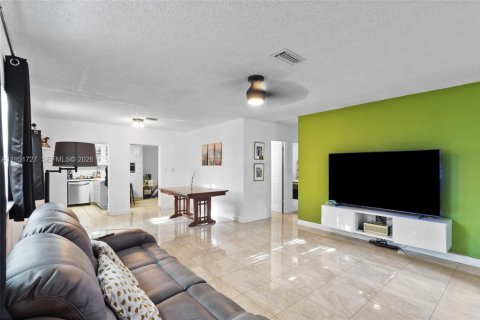 House in Oakland Park, Florida 3 bedrooms, 175.59 sq.m. № 2008006 - photo 9