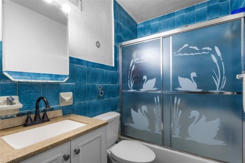 House in Oakland Park, Florida 3 bedrooms, 175.59 sq.m. № 2008006 - photo 15