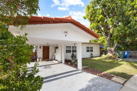 House in Oakland Park, Florida 3 bedrooms, 175.59 sq.m. № 2008006