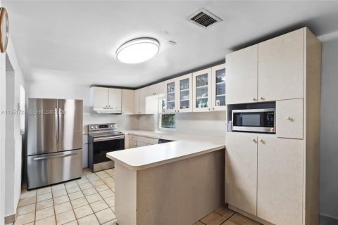 House in Oakland Park, Florida 3 bedrooms, 175.59 sq.m. № 2008006 - photo 10