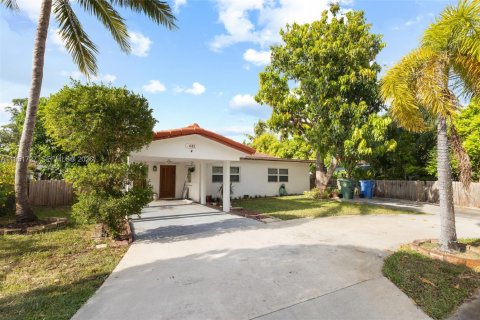 House in Oakland Park, Florida 3 bedrooms, 175.59 sq.m. № 2008006 - photo 2