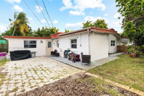 House in Oakland Park, Florida 3 bedrooms, 175.59 sq.m. № 2008006 - photo 6