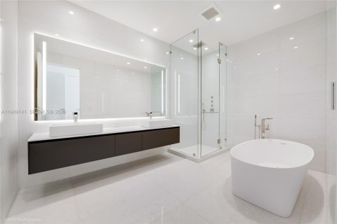 Condo in Miami, Florida, 4 bedrooms  № 2153015 - photo 18