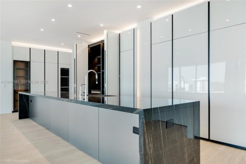 Condo in Miami, Florida, 4 bedrooms  № 2153015 - photo 9