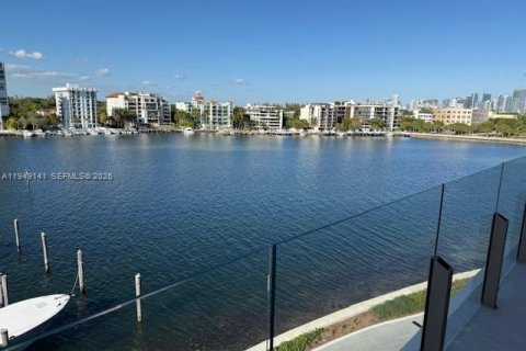 Condo in Miami, Florida, 4 bedrooms  № 2153015 - photo 3