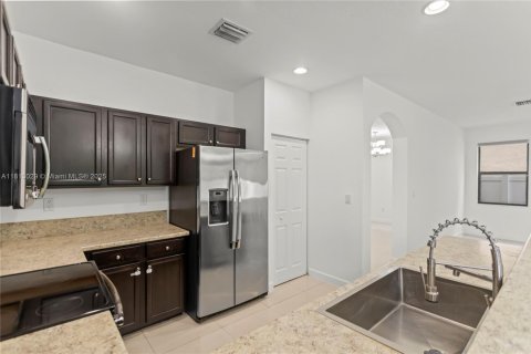House in Hialeah, Florida 4 bedrooms, 228.73 sq.m. № 1763053 - photo 3