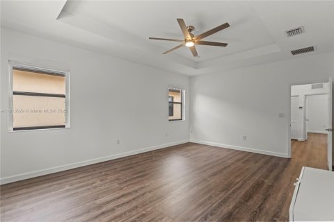 House in Hialeah, Florida 4 bedrooms, 228.73 sq.m. № 1763053 - photo 24