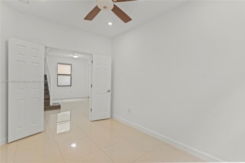 House in Hialeah, Florida 4 bedrooms, 228.73 sq.m. № 1763053 - photo 13