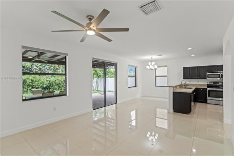 House in Hialeah, Florida 4 bedrooms, 228.73 sq.m. № 1763053 - photo 21