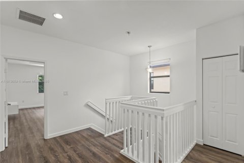 House in Hialeah, Florida 4 bedrooms, 228.73 sq.m. № 1763053 - photo 17