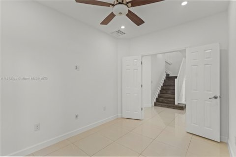 House in Hialeah, Florida 4 bedrooms, 228.73 sq.m. № 1763053 - photo 11