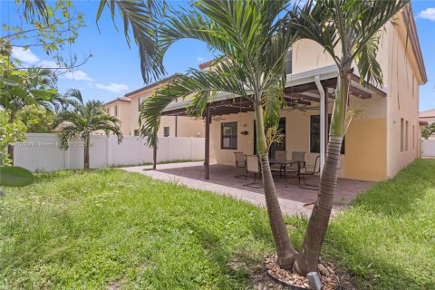 House in Hialeah, Florida 4 bedrooms, 228.73 sq.m. № 1763053 - photo 23